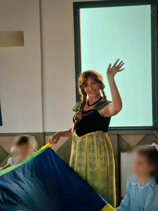 Anna saluta e gioca con il paracadute insieme ai bambini