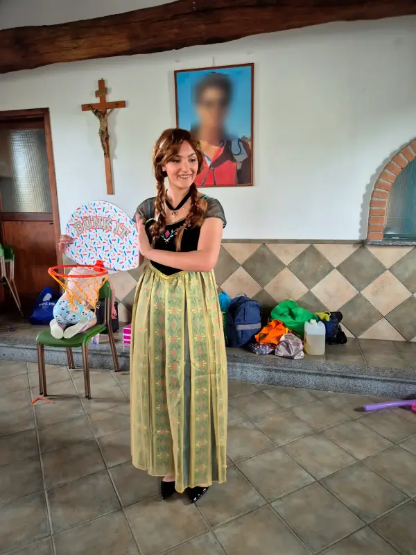 Anna con un canestro giocattolo nel salone della festa