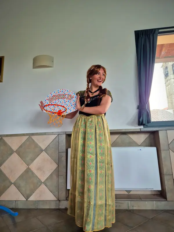 Anna presenta il gioco del canestro ai bambini