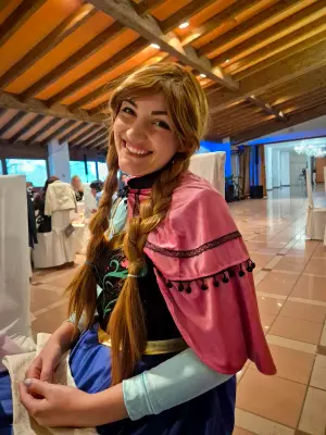Anna nella sala della festa, sotto le travi di legno