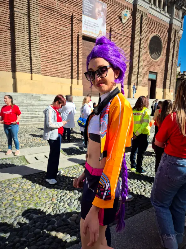 Rumi con gli occhiali da sole in piazza, durante la festa di paese