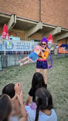 Rumi solleva in aria una bambina, davanti agli altri bambini