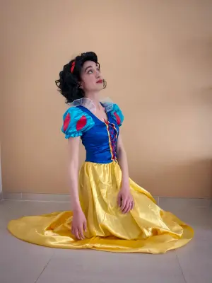 Biancaneve in abito di scena, ritratto in studio