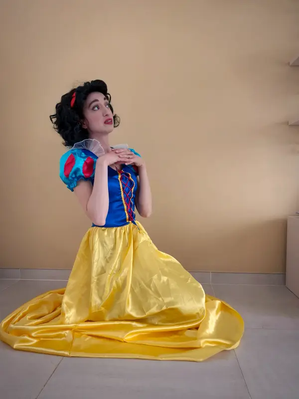 Biancaneve in abito di scena, seconda posa