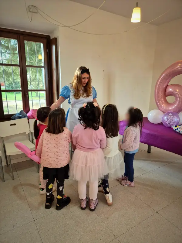 Alice con le bambine e il palloncino del sei alla festa di compleanno