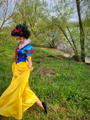Biancaneve corre sul prato in riva al fiume