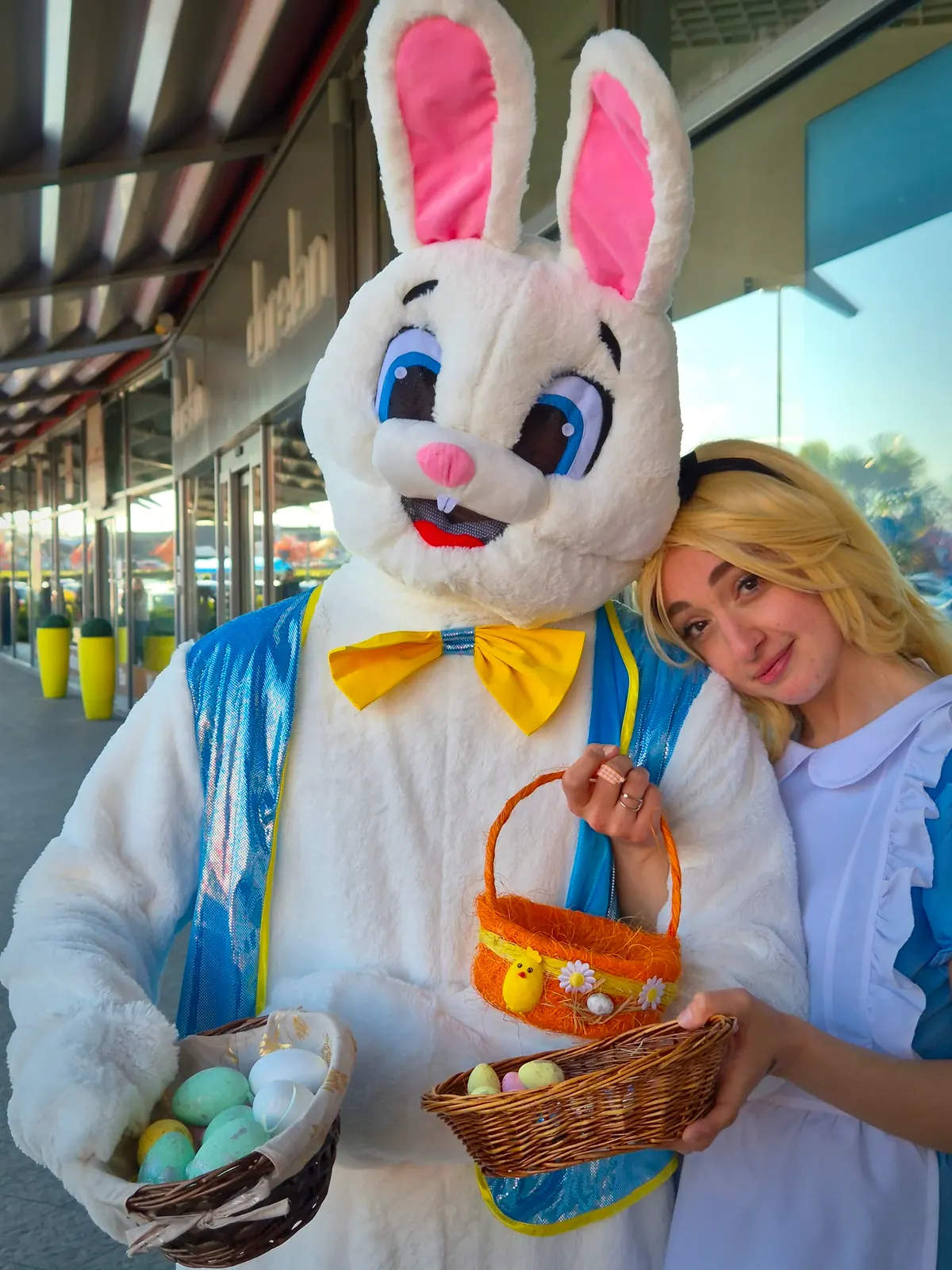 Il coniglio di Pasqua con i cestini delle uova all'ingresso del centro