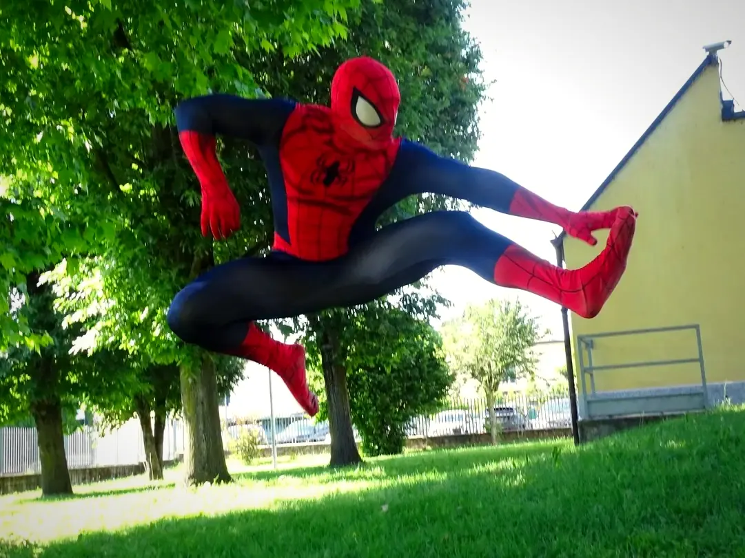 Spider-Man a mezz'aria durante un'acrobazia, su un prato