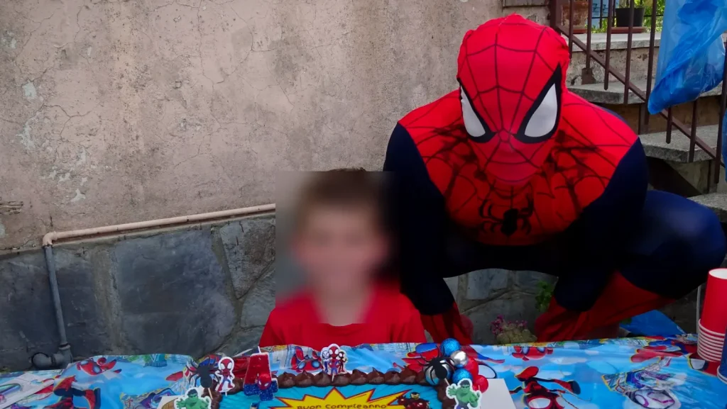 Spiderman al tavolo della torta, con la tovaglia a tema