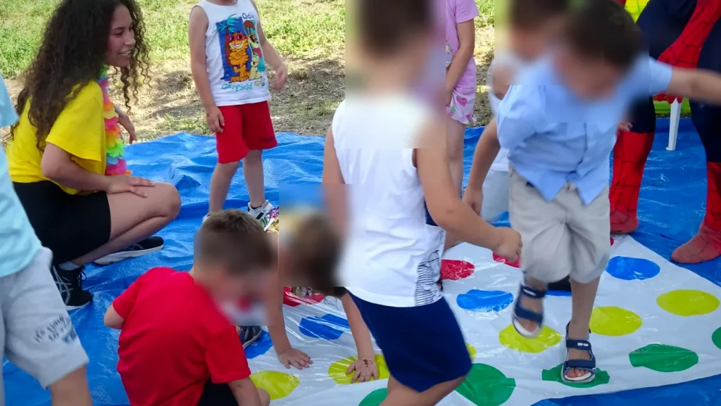Partita a Twister sul prato con i bambini, l'animatrice e Spiderman